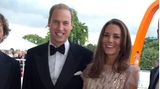 Einen guten Monat nach ihrer Traumhochzeit absolvierte das Prinzenpaar seinen ersten Termin als Ehepaar. Zu einem Charity-Dinner Anfang Juni 2011 erschienen William und Kate in festlichen Outfits. Er in einem Anzug mit Fliege und sie in einem roséfarbenen Glitzertraum von Jenny Packham. Das Kleid entstammte der Sommer-Kollektion des britischen Labels und kostete damals mehr als 3000 Euro. Zu dem mit Swarovski-Steinen besetzten Dress kombinierte Kate LK-Bennett-Heels mit Schleife und eine Prada-Clutch.