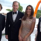 Einen guten Monat nach ihrer Traumhochzeit absolvierte das Prinzenpaar seinen ersten Termin als Ehepaar. Zu einem Charity-Dinner Anfang Juni 2011 erschienen William und Kate in festlichen Outfits. Er in einem Anzug mit Fliege und sie in einem roséfarbenen Glitzertraum von Jenny Packham. Das Kleid entstammte der Sommer-Kollektion des britischen Labels und kostete damals mehr als 3000 Euro. Zu dem mit Swarovski-Steinen besetzten Dress kombinierte Kate LK-Bennett-Heels mit Schleife und eine Prada-Clutch.