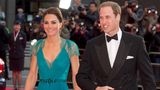 Sexy trifft Glamour – in diesem exquisiten Kleid von Jenny Packham erschien Kate im Mai 2012 bei einem Event für die Athleten der Olympischen und Paralympischen Spiele in diesem Sommer. Das rund 3200 Euro teure Dress entstammte der Braut-Kollektion und gab es eigentlich nur in Cremeweiß. Für die damalige Herzogin von Cambridge wurde es in Türkis und ohne Schleppe angefertigt. Auf diesem Bild nicht zu sehen: Das Kleid besteht am Rücken nur aus der feinen, mit Kristallen verzierten Chantilly-Spitze. Zu dem glamourösen Outfit trug Kate Plateau-Sandalen von Jimmy Choo mit dem passenden Titel "Vamp". 