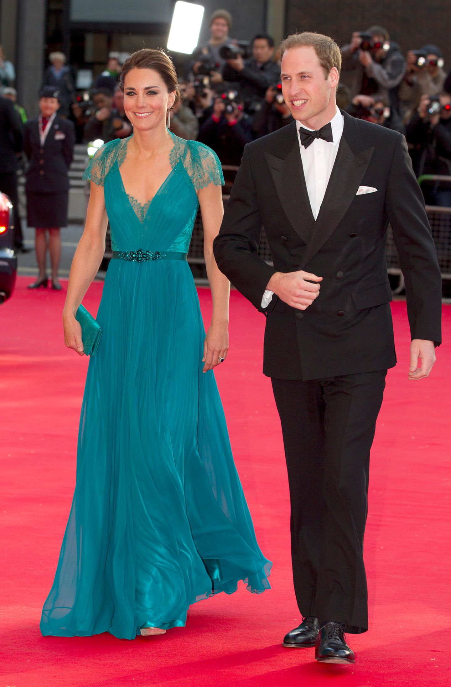 Künftige Königin: Sexy trifft Glamour – in diesem exquisiten Kleid von Jenny Packham erschien Kate im Mai 2012 bei einem Event für die Athleten der Olympischen und Paralympischen Spiele in diesem Sommer. Das rund 3200 Euro teure Dress entstammte der Braut-Kollektion und gab es eigentlich nur in Cremeweiß. Für die damalige Herzogin von Cambridge wurde es in Türkis und ohne Schleppe angefertigt. Auf diesem Bild nicht zu sehen: Das Kleid besteht am Rücken nur aus der feinen, mit Kristallen verzierten Chantilly-Spitze. Zu dem glamourösen Outfit trug Kate Plateau-Sandalen von Jimmy Choo mit dem passenden Titel "Vamp". Sexy trifft Glamour – in diesem exquisiten Kleid von Jenny Packham erschien Kate im Mai 2012 bei einem Event für die Athleten der Olympischen und Paralympischen Spiele in diesem Sommer. Das rund 3200 Euro teure Dress entstammte der Braut-Kollektion und gab es eigentlich nur in Cremeweiß. Für die damalige Herzogin von Cambridge wurde es in Türkis und ohne Schleppe angefertigt. Auf diesem Bild nicht zu sehen: Das Kleid besteht am Rücken nur aus der feinen, mit Kristallen verzierten Chantilly-Spitze. Zu dem glamourösen Outfit trug Kate Plateau-Sandalen von Jimmy Choo mit dem passenden Titel "Vamp".