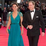 Sexy trifft Glamour – in diesem exquisiten Kleid von Jenny Packham erschien Kate im Mai 2012 bei einem Event für die Athleten der Olympischen und Paralympischen Spiele in diesem Sommer. Das rund 3200 Euro teure Dress entstammte der Braut-Kollektion und gab es eigentlich nur in Cremeweiß. Für die damalige Herzogin von Cambridge wurde es in Türkis und ohne Schleppe angefertigt. Auf diesem Bild nicht zu sehen: Das Kleid besteht am Rücken nur aus der feinen, mit Kristallen verzierten Chantilly-Spitze. Zu dem glamourösen Outfit trug Kate Plateau-Sandalen von Jimmy Choo mit dem passenden Titel "Vamp". 