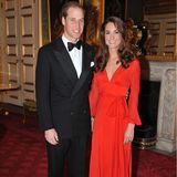 Lady in red! Im Oktober 2011 strahlte Kate in diesem knallroten Beulah-Kleid neben ihrem William. Es war ein besonderer Abend für ihren Göttergatten, denn beim Charity-Dinner wurde für die Organisation "Child Bereavement", deren Schirmherr er ist, gesammelt. Eine schönere Unterstützung hätte sich der Prinz kaum wünschen können. In dem tief ausgeschnittenen Dress mit Glockenärmeln und Taillenband sah Kate fantastisch aus. 