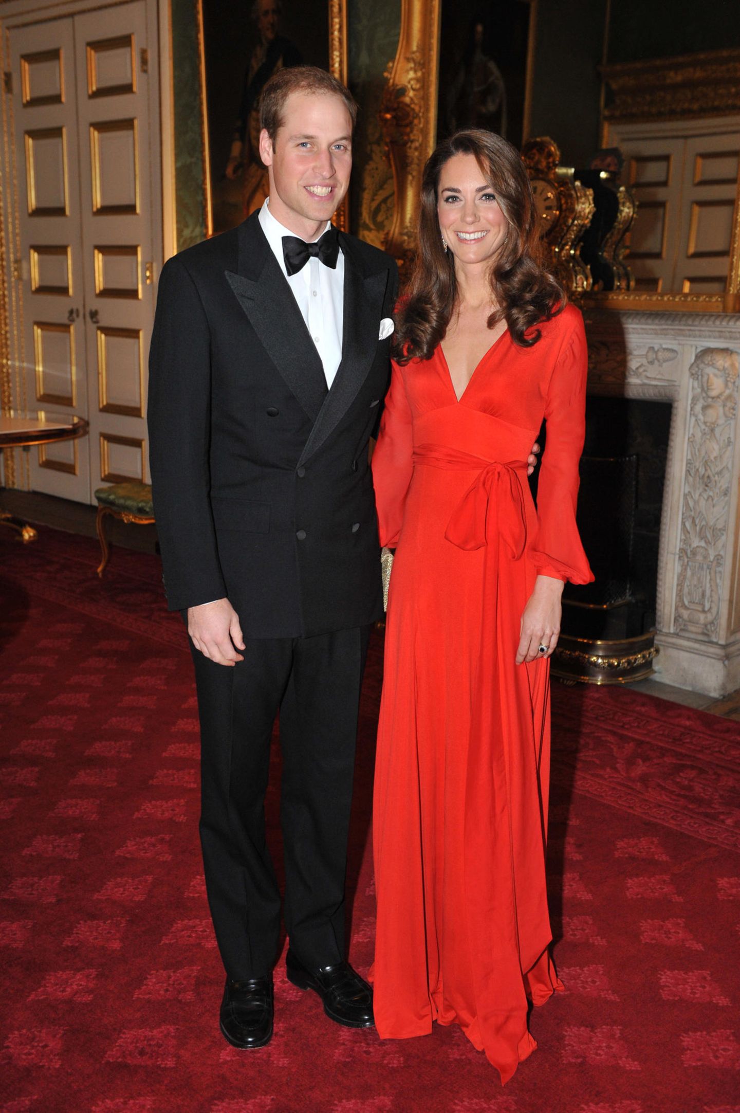 Lady in red! Im Oktober 2011 strahlte Kate in diesem knallroten Beulah-Kleid neben ihrem William. Es war ein besonderer Abend für ihren Göttergatten, denn beim Charity-Dinner wurde für die Organisation "Child Bereavement", deren Schirmherr er ist, gesammelt. Eine schönere Unterstützung hätte sich der Prinz kaum wünschen können. In dem tief ausgeschnittenen Dress mit Glockenärmeln und Taillenband sah Kate fantastisch aus. 