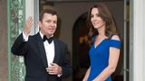 Selten hat ein Look besser zu Kates Verlobungsring gepasst! Das saphirblaue Kleid aus dem Haus Roland Mouret soll mehr als 3300 Euro gekostet haben. Sie trug es zur "Sports Aid"-Gala im Kensington Palast im Juni 2016. Der funkelnde Ring aus Prinzessin Dianas Vermächtnis ist aber nicht das einzige Schmuckstück an diesem Abend. An Kates Ohren baumeln sündhaft teure Cartier-Ohrringe. Die Creolen aus Rosé-, Gelb- und Weißgold sollen an die 52.000 Euro gekostet haben. 2012 hatte die damalige Herzogin von Cambridge die passende Kette bereits in der Öffentlichkeit getragen.