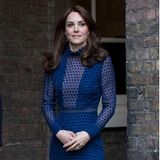 "Mary Illusion Dot Dress" – so hatte die gebürtig aus Indien stammende Designerin Saloni ihr Kleid getauft. Im April 2016 erschien Kate in diesem Dress bei einem Empfang im Kensington Palast. Während im Originalentwurf tatsächlich die nackte Haut durch den Stoff im Ausschnitt durchschimmert, hat man die royale Version mit Stoff unterlegt. Dieses Dress hatte Kate mit Bedacht ausgewählt, denn das Event bedeutete den Auftakt ihrer Tour mit William nach Indien und Bhutan.