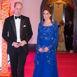 Im strahlenden Royalblau wurde Kate dann auch wenige Tage später gesehen. Diese Kreation hatte der Palast eigens für den Tour-Stopp in Mumbai bei Jenny Packham in Auftrag gegeben. Die Stickereien waren in Indien angefertigt worden. Einen weiteren Bezug zum Gastgeber befand sich an den royalen Ohren. Die Ohrringe der Herzogin von Cambridge stammten vom indischen Label Amrapali.