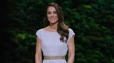 Kate, die Recycling-Queen! Bei der Verleihung des Earthshot Prize, gegründet von Prinz William, im Oktober 2021 betrat sie die Bühne in einem speziell für sie entworfenen Kleid von Alexander McQueen. Zehn Jahre zuvor hatte sie die fliederfarbene Kreation bei einer Bafta-Veranstaltung in Los Angeles schon einmal getragen. Doch 2021 entschied sie sich für andere Accessoires: Ihre Ohrringe von Kiki McDonough hatte sie 2017 zur Hochzeit ihrer Schwester Pippa getragen. An ihren Füßen glitzerten Pumps von Oscar de la Renta, die ebenfalls nicht neu waren. Bis zu diesem Zeitpunkt ungesehen war ihr Gürtel, der vermutlich aus der Hochzeits-Kollektion von Jenny Packham aus dem Jahr 2018 stammte. Passend zum Event stellte Kate einmal mehr unter Beweis, dass sie zwar hochpreisig shoppt, aber ihre Kleider und Accessoires oft mehrfach trägt und neu kombiniert.