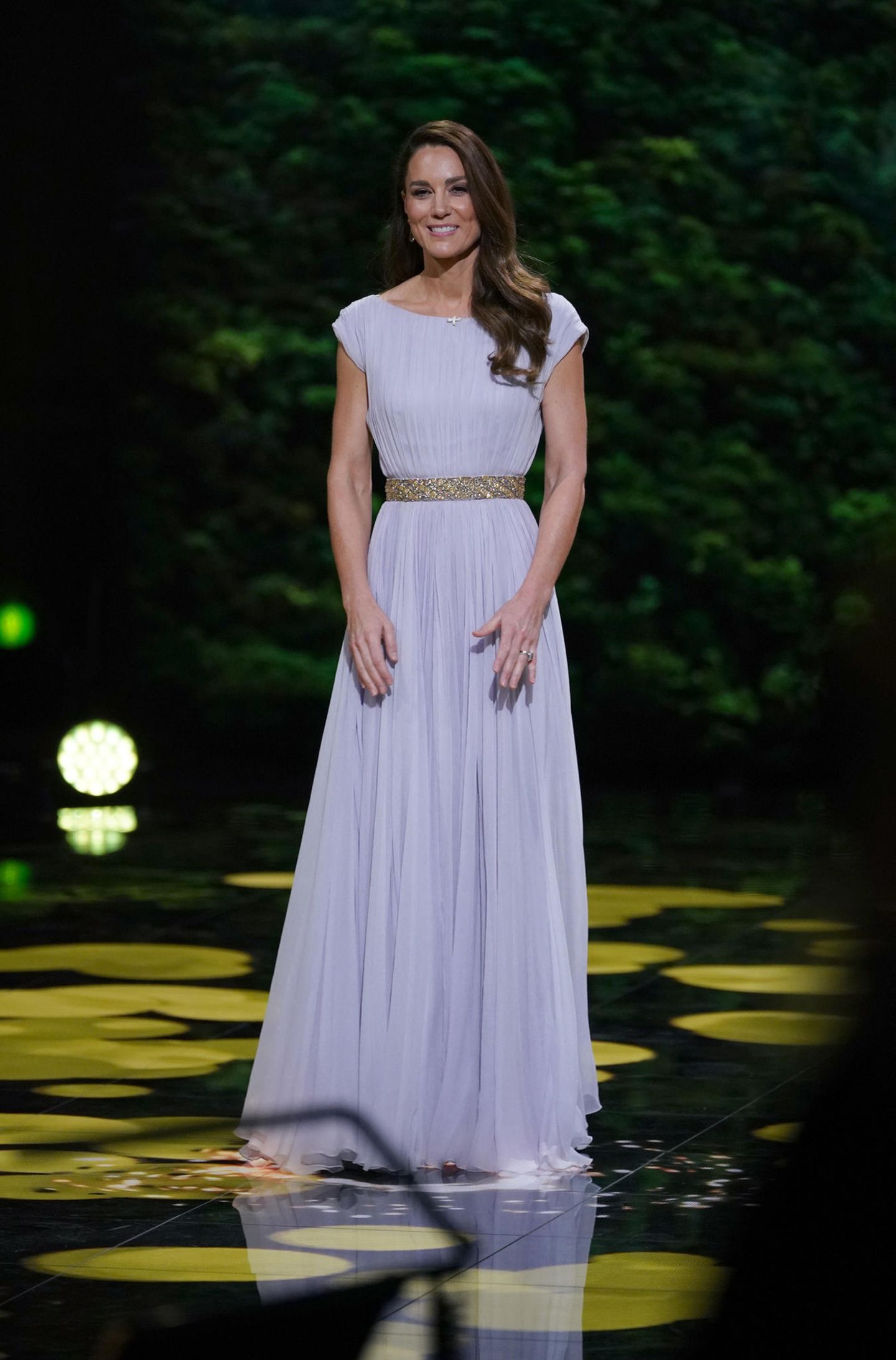 Künftige Königin: Kate, die Recycling-Queen! Bei der Verleihung des Earthshot Prize, gegründet von Prinz William, im Oktober 2021 betrat sie die Bühne in einem speziell für sie entworfenen Kleid von Alexander McQueen. Zehn Jahre zuvor hatte sie die fliederfarbene Kreation bei einer Bafta-Veranstaltung in Los Angeles schon einmal getragen. Doch 2021 entschied sie sich für andere Accessoires: Ihre Ohrringe von Kiki McDonough hatte sie 2017 zur Hochzeit ihrer Schwester Pippa getragen. An ihren Füßen glitzerten Pumps von Oscar de la Renta, die ebenfalls nicht neu waren. Bis zu diesem Zeitpunkt ungesehen war ihr Gürtel, der vermutlich aus der Hochzeits-Kollektion von Jenny Packham aus dem Jahr 2018 stammte. Passend zum Event stellte Kate einmal mehr unter Beweis, dass sie zwar hochpreisig shoppt, aber ihre Kleider und Accessoires oft mehrfach trägt und neu kombiniert. Kate, die Recycling-Queen! Bei der Verleihung des Earthshot Prize, gegründet von Prinz William, im Oktober 2021 betrat sie die Bühne in einem speziell für sie entworfenen Kleid von Alexander McQueen. Zehn Jahre zuvor hatte sie die fliederfarbene Kreation bei einer Bafta-Veranstaltung in Los Angeles schon einmal getragen. Doch 2021 entschied sie sich für andere Accessoires: Ihre Ohrringe von Kiki McDonough hatte sie 2017 zur Hochzeit ihrer Schwester Pippa getragen. An ihren Füßen glitzerten Pumps von Oscar de la Renta, die ebenfalls nicht neu waren. Bis zu diesem Zeitpunkt ungesehen war ihr Gürtel, der vermutlich aus der Hochzeits-Kollektion von Jenny Packham aus dem Jahr 2018 stammte. Passend zum Event stellte Kate einmal mehr unter Beweis, dass sie zwar hochpreisig shoppt, aber ihre Kleider und Accessoires oft mehrfach trägt und neu kombiniert.