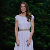 Kate, die Recycling-Queen! Bei der Verleihung des Earthshot Prize, gegründet von Prinz William, im Oktober 2021 betrat sie die Bühne in einem speziell für sie entworfenen Kleid von Alexander McQueen. Zehn Jahre zuvor hatte sie die fliederfarbene Kreation bei einer Bafta-Veranstaltung in Los Angeles schon einmal getragen. Doch 2021 entschied sie sich für andere Accessoires: Ihre Ohrringe von Kiki McDonough hatte sie 2017 zur Hochzeit ihrer Schwester Pippa getragen. An ihren Füßen glitzerten Pumps von Oscar de la Renta, die ebenfalls nicht neu waren. Bis zu diesem Zeitpunkt ungesehen war ihr Gürtel, der vermutlich aus der Hochzeits-Kollektion von Jenny Packham aus dem Jahr 2018 stammte. Passend zum Event stellte Kate einmal mehr unter Beweis, dass sie zwar hochpreisig shoppt, aber ihre Kleider und Accessoires oft mehrfach trägt und neu kombiniert.