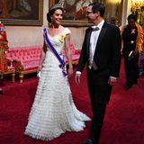 Staatsbankette werden zu Ehren des ausländischen Gastes von der Monarchin bzw. des Monarchen ausgerichtet. Darum kam Queen Elizabeth II. 2019 nicht drum herum, als der damalige US-Präsident Donald Trump samt Gattin nach England kam. Für Royal-Fans sind diese glamourösen Events ganz besonders, denn die royalen Damen tragen für gewöhnlich Tiaras. Und so kam Kate im todschicken Rüschentraum von Alexander McQueen und der Cambridge Lover's Knot Tiara in den Buckingham Palace. Dazu hatte sie Diamantohrringe mit Saphiren in Fransen-Optik kombiniert. Diese gehörten einmal Queen Mum. Es war das erste Mal, dass die Öffentlichkeit Kates neueste Auszeichnung sah: Um ihre Taille wand sich die blau-weiß-rote Schärpe mit dem Abzeichen des Royal Victorian Orders. Im Frühjahr des Jahres hatte die Königin Kate zur Dame Grand Cross des Orders erhoben. An ihrer Brust trug die Herzogin von Cambridge den Familienorden von Queen Elizabeth II.