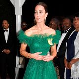 Grün wie die Hoffnung glitzerte Kate beim festlichen Dinner anlässlich ihres und Williams Besuchs in Jamaika im März 2022. Die brauchten die Royals auch, nachdem ihnen Premierminister Andrew Holness recht unumwunden mitteilte, dass sich sein Land unabhängig von der britischen Krone machen wolle. Kate zeigte mit dem Hausorden von Queen Elizabeth II. und dem Abzeichen des Royal Victorian Order, beides befestigt an ihrem smaragdgrünen Kleid von Jenny Packham, wo ihre Loyalität liegt. Passend zur Farbe des Kleides hatte die Königin der Frau ihres Enkels Stücke aus ihrer Schmuckschatulle geliehen: Die Ohrringe und das Armband mit Diamanten und Smaragden gehört zu einem mehrteiligen Set, das Elizabeth II. selbst schon öffentlich trug.