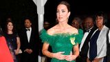 Grün wie die Hoffnung glitzerte Kate beim festlichen Dinner anlässlich ihres und Williams Besuchs in Jamaika im März 2022. Die brauchten die Royals auch, nachdem ihnen Premierminister Andrew Holness recht unumwunden mitteilte, dass sich sein Land unabhängig von der britischen Krone machen wolle. Kate zeigte mit dem Hausorden von Queen Elizabeth II. und dem Abzeichen des Royal Victorian Order, beides befestigt an ihrem smaragdgrünen Kleid von Jenny Packham, wo ihre Loyalität liegt. Passend zur Farbe des Kleides hatte die Königin der Frau ihres Enkels Stücke aus ihrer Schmuckschatulle geliehen: Die Ohrringe und das Armband mit Diamanten und Smaragden gehört zu einem mehrteiligen Set, das Elizabeth II. selbst schon öffentlich trug.