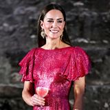 Der Auftakt ihrer einwöchigen Tour durch die Karibik stellte ein Besuch auf Belize für William und Kate dar. Am dritten Tag lud der Generalgouverneur zu einem festlichen Empfang an der Maya-Stätte Cahal Pech. In der Abenddämmerung glitzerte Kates Kleid in Metallic-Pink von "The Vampire's Wife" umso schöner. Das leuchtende Outfit mit Rüschenärmeln und Taillengürtel hat ungefähr 2500 Euro gekostet. Trotz des unebenen Untergrunds kombinierte Kate Stiletto-Heels zu ihrem Dress und zwar die Mimi 100 Sandaletten von Jimmy Choo. Diese waren allerdings nicht neu, sondern trug die Royal-Lady 2019 schon einmal öffentlich. Auch die Ohrringe waren ein Re-Wear – 2019 zeigte sich Kate mit ihnen das erste Mal während ihrer Pakistan-Reise. Ein halbes Jahr zuvor trug sie sie bei ihrem triumphalen Auftritt zur James-Bond-Premiere.