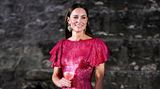 Der Auftakt ihrer einwöchigen Tour durch die Karibik stellte ein Besuch auf Belize für William und Kate dar. Am dritten Tag lud der Generalgouverneur zu einem festlichen Empfang an der Maya-Stätte Cahal Pech. In der Abenddämmerung glitzerte Kates Kleid in Metallic-Pink von "The Vampire's Wife" umso schöner. Das leuchtende Outfit mit Rüschenärmeln und Taillengürtel hat ungefähr 2500 Euro gekostet. Trotz des unebenen Untergrunds kombinierte Kate Stiletto-Heels zu ihrem Dress und zwar die Mimi 100 Sandaletten von Jimmy Choo. Diese waren allerdings nicht neu, sondern trug die Royal-Lady 2019 schon einmal öffentlich. Auch die Ohrringe waren ein Re-Wear – 2019 zeigte sich Kate mit ihnen das erste Mal während ihrer Pakistan-Reise. Ein halbes Jahr zuvor trug sie sie bei ihrem triumphalen Auftritt zur James-Bond-Premiere.
