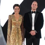Im September 2021 startete "James Bond 007: Keine Zeit zu sterben" in den Kinos – doch bei der Premiere in London achtete niemand auf Daniel Craig, sondern alle nur auf Kate. In einer atemberaubenden Robe in Gold und mit glitzernden Applikationen sowie einem hauchzarten Cape drehten sich alle nach der Herzogin von Cambridge um. Das Dress entstammte einer speziellen James-Bond-Kollektion von Jenny Packham und war angelehnt an den Film "Goldfinger". Für sie hatte man das Design an kleinen Details, wie zum Beispiel dem tiefen Ausschnitt, angepasst. Zum goldigen Thema des Looks passten Kates neue Aquazurra-High-Heels mit goldenen Pailetten perfekt. Um die 625 Euro sollen sie gekostet haben. Rund wird der Look durch die O'Nitaa-Ohrringe, die Kate schon 2019 bei ihrer Pakistan-Reise getragen hatte.