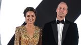 Im September 2021 startete "James Bond 007: Keine Zeit zu sterben" in den Kinos – doch bei der Premiere in London achtete niemand auf Daniel Craig, sondern alle nur auf Kate. In einer atemberaubenden Robe in Gold und mit glitzernden Applikationen sowie einem hauchzarten Cape drehten sich alle nach der Herzogin von Cambridge um. Das Dress entstammte einer speziellen James-Bond-Kollektion von Jenny Packham und war angelehnt an den Film "Goldfinger". Für sie hatte man das Design an kleinen Details, wie zum Beispiel dem tiefen Ausschnitt, angepasst. Zum goldigen Thema des Looks passten Kates neue Aquazurra-High-Heels mit goldenen Pailetten perfekt. Um die 625 Euro sollen sie gekostet haben. Rund wird der Look durch die O'Nitaa-Ohrringe, die Kate schon 2019 bei ihrer Pakistan-Reise getragen hatte.