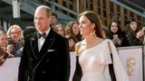 Drama-Queen! Bei der Bafta-Verleihung im Februar 2023 zeigten sich William und Kate, seit dem Tod der Queen Prinz und Prinzessin von Wales, von ihrer glamourösesten Seite. Er trug ein schickes Samt-Sakko mit Fliege, sie ein Alexander-McQueen-Kleid mit Statement-Ohrringen von Zara und langen Handschuhen. 2019 trug Kate das weiße Plissee-Outfit schon einmal, trotzdem wirkte es vier Jahre später wie neu. Die Designer hatten die Blütenapplikation an der linken Schulter durch eine große Schleife ersetzt. Passend zu den goldenen Ohrringen kombinierte sie die goldenen Aquazzura-Pumps, die sie 2021 zu ihrem "Goldfinger"-Outfit trug. Die Celeste-Clutch von Jimmy Choo besitzt Kate in mehreren Farben, die schwarze Samtausfertigung hat sie schon bei diversen Anlässen gezeigt.