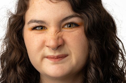 Eine Frau rümpft ihre Nase