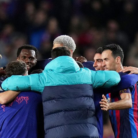 Die Spieler des FC Barcelona bilden nach dem Sieg im Clasico gegen Real Madrid einen Kreis, der in diesen Zeiten wie eine Trutzburg gegen schädliche äußere Einflüsse wirkt