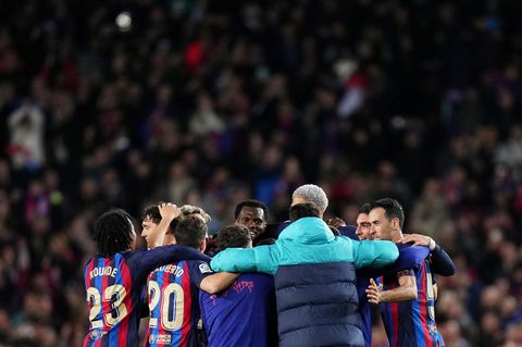 Die Spieler des FC Barcelona bilden nach dem Sieg im Clasico gegen Real Madrid einen Kreis, der in diesen Zeiten wie eine Trutzburg gegen schädliche äußere Einflüsse wirkt