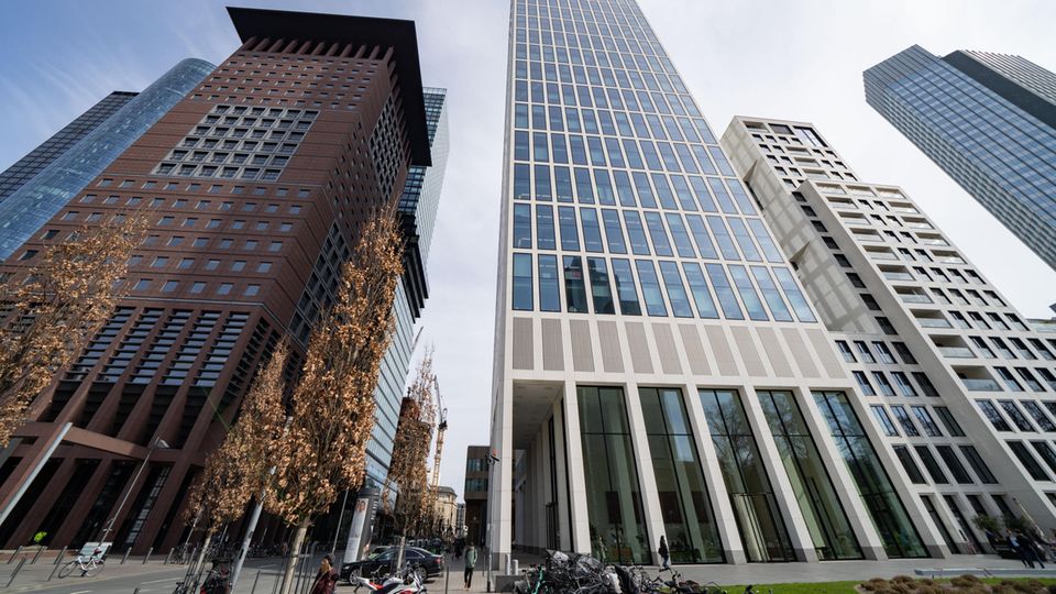 Blick auf das Gebäude (M.) im Frankfurter Bankenviertel, in dem auch die Credit Suisse ihre Deutschland-Zentrale unterhält