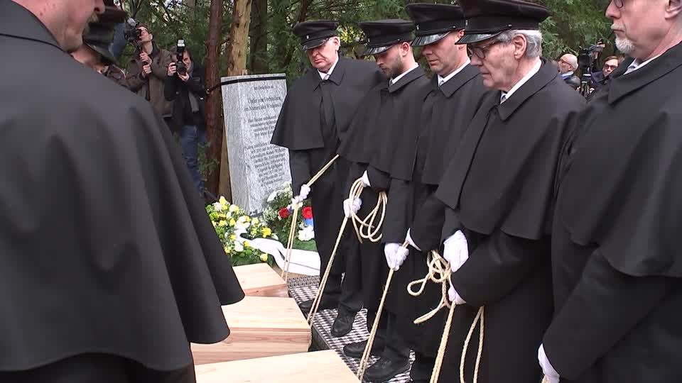 Video: Knochenfunde der FU Berlin beigesetzt