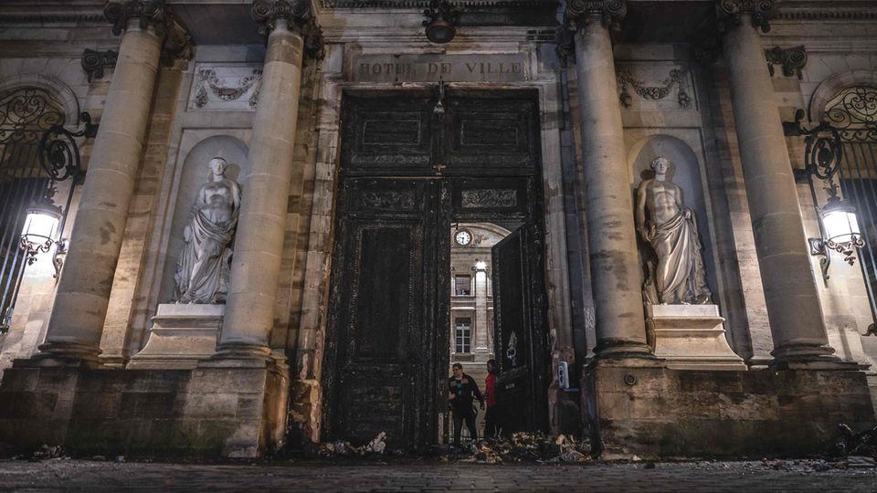 Total verkokelt: Das Portal zum Vorhof des historischen Rathauses von Bordeaux in Frankreich