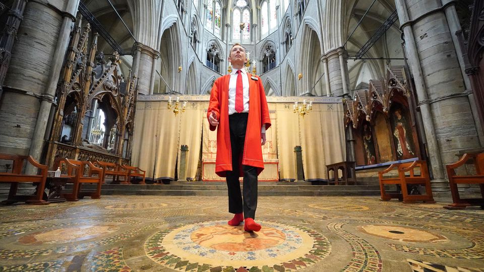 24. März: Schongang London, Großbritannien. Hier wird am 6. Mai Charles III. gekrönt. Anders als Abteimarschall Howard Berry muss der König dabei aber nicht auf Strumpfsocken erscheinen. Dass Berry für diesen Fototermin seine Schuhe ausgezogen hat, hat einen guten Grund: Der kostbare Mosaikboden ist so empfindlich, dass er geschont werden soll. Besucher dürfen nach der Krönung bei der Sonderführung "Crown and Church" vom 15. Mai bis zum 29. Juli erstmals den Bereich betreten, in dem Charles während der Zeremonie sitzen wird – allerdings nur, wenn sie sich ebenfalls ihrer Latschen entledigen.