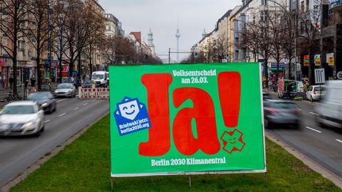 Ein Wahlplakat des Bündnis "Klimaneustart", das dazu aufruft, beim Volksentscheid mit "ja" zu stimmen