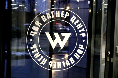 Das Logo der Gruppe Wagner an ihrem Hauptquartier in Sankt Petersburg.