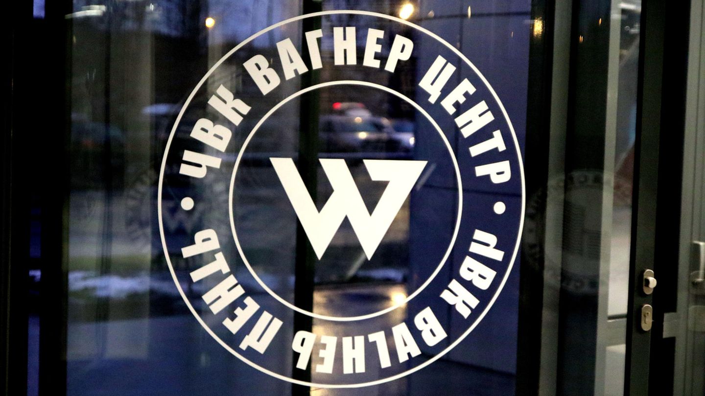 Das Logo der Gruppe Wagner an ihrem Hauptquartier in Sankt Petersburg.