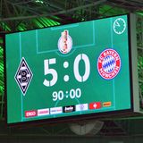 Doch der erste Rückschlag folgt schnell: Im Oktober 2021 fliegen die Bayern gegen Borussia Mönchengladbach hochkant in der 2. Runde aus dem DFB-Pokal. Das Ergebnis der Pleite spricht für sich.