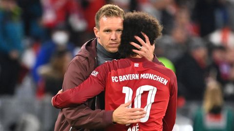 Nagelsmanns Weg führt zwangsläufig zum FC Bayern, wo er 2021 anheuert. Die Bayern lassen sich das junge Trainertalent etwas kosten und zahlen Leipzig eine Rekordablöse von rund 20 Millionen Euro. Sofort gewinnt er den Supercup gegen Borussia Dortmund, seiner erster Titel als Profitrainer. 