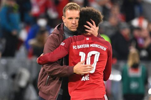 Nagelsmanns Weg führt zwangsläufig zum FC Bayern, wo er 2021 anheuert. Die Bayern lassen sich das junge Trainertalent etwas kosten und zahlen Leipzig eine Rekordablöse von rund 20 Millionen Euro. Sofort gewinnt er den Supercup gegen Borussia Dortmund, seiner erster Titel als Profitrainer. 