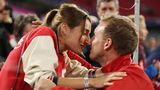 Mit dem FC Bayern holt Nagelsmann zwar seinen ersten Meistertitel, aber er sorgt auch neben dem Platz für Schlagzeilen. Im Sommer 2022 trennt sich er sich von seiner langjährigen Ehefrau und gib seine Beziehung zu Lena Wurzenberger bekannt. Das Problem: Wurzenberger ist FC-Bayern-Reporterin der "Bild"-Zeitung. Das sorgte kurz für Unruhe.