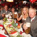 Im September 2022 herrscht bei den Bayern mit dem Besuch des Oktoberfestes noch Business as usual. Nagelsmann genießt das Weißbier mit Wurzenberger und den Bayern-Bossen Hasan Salihamidzic (l.) und Oliver Kahn (r.).