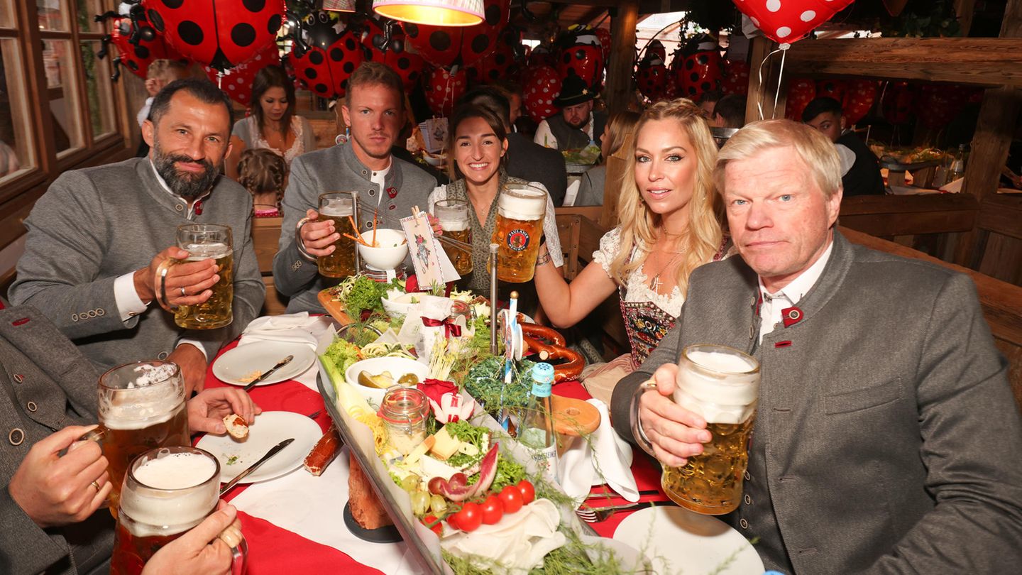 Im September 2022 herrscht bei den Bayern mit dem Besuch des Oktoberfestes noch Business as usual. Nagelsmann genießt das Weißbier mit Wurzenberger und den Bayern-Bossen Hasan Salihamidzic (l.) und Oliver Kahn (r.).