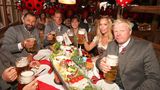 Im September 2022 herrscht bei den Bayern mit dem Besuch des Oktoberfestes noch Business as usual. Nagelsmann genießt das Weißbier mit Wurzenberger und den Bayern-Bossen Hasan Salihamidzic (l.) und Oliver Kahn (r.).