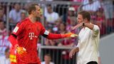 Nach der WM in Katar verletzte sich Torwart und Kapitän Manuel Neuer schwer und in der Winterpause feuerten die Bayern seinen langjährigen Vertrauten und Torwarttrainer Toni Tapalovic. Neuer machte sich in einem langen Interview in der "Süddeutschen Zeitung" Luft und kritisierte die Bayern-Führung scharf. Die Entlassung dürfte das Verhältnis Nagelsmann zu Neuer, der sich noch in der Reha befindet, getrübt haben. Zumal es hieß, dass Nagelsmann sich lieber mit Joshua Kimmich berät, bevor er Neuer fragt. Die Episode ließ erste Schlüsse zu, dass das Verhältnis des Trainers zu Teilen der Mannschaft nicht in Ordnung ist. 