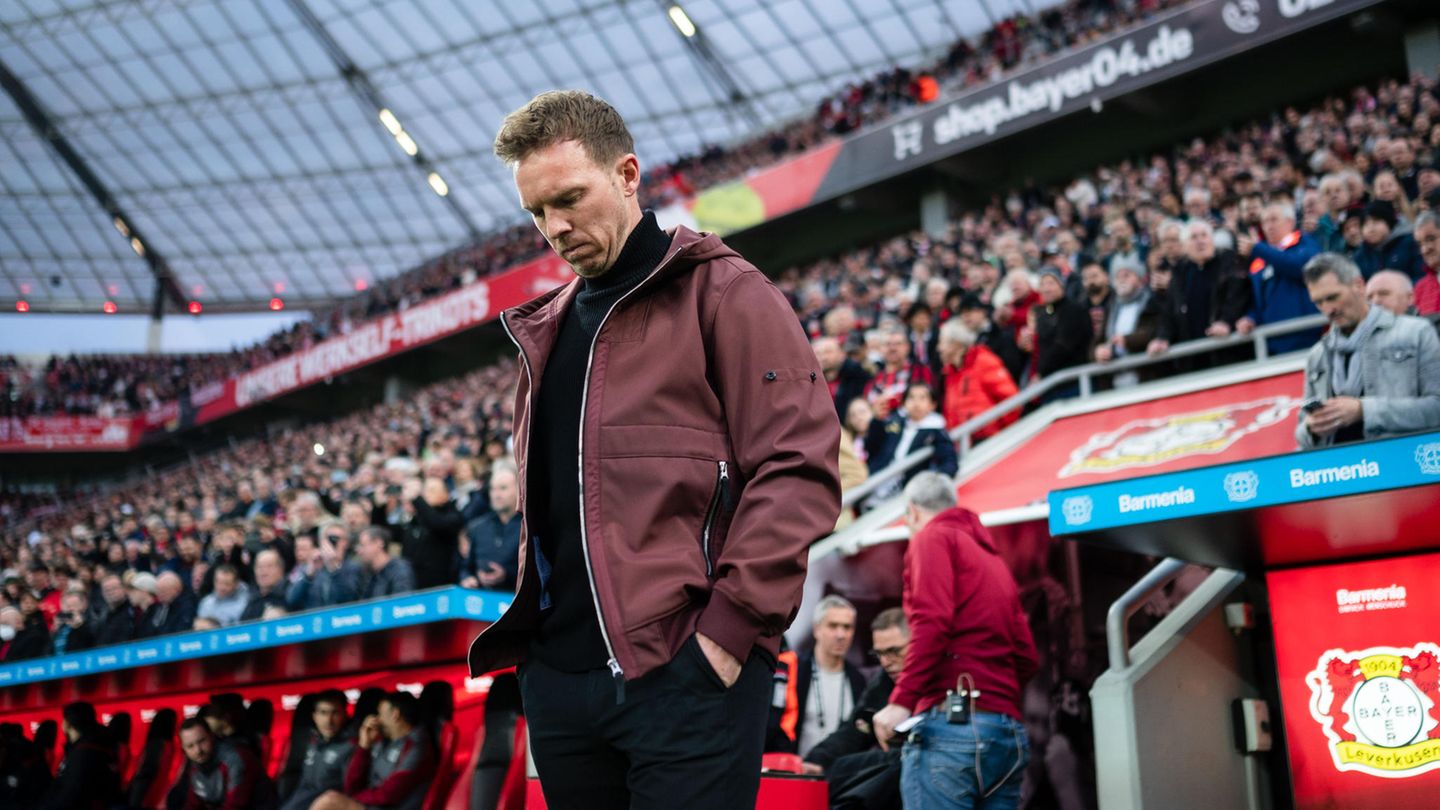 Neuer Bundestrainer: Aber der beeindruckende Auftritt in der Champions League hat keinen positiven Effekt auf die Leistung in der Bundesliga. Nach einer 1:2-Niederlage gegen Bayer Leverkusen ist die Geduld der Bayern-Bosse aufgebraucht. Der Mannschaft fehlt es an Konstanz und Manager Hasan Salihamidzic und der Vorsitzende Oliver Kahn ziehen die Notbremse. Nagelsmann wird im März gefeuert, obwohl er mit der Mannschaft das Viertelfinale der Champions League erreicht hat und auf dem zweiten Tabellenplatz steht. Seitdem wurde Nagelsmann bei vielen Klubs gehandelt, nun also wird er Bundestrainer bis nach der EM 2024. Aber der beeindruckende Auftritt in der Champions League hat keinen positiven Effekt auf die Leistung in der Bundesliga. Nach einer 1:2-Niederlage gegen Bayer Leverkusen ist die Geduld der Bayern-Bosse aufgebraucht. Der Mannschaft fehlt es an Konstanz und Manager Hasan Salihamidzic und der Vorsitzende Oliver Kahn ziehen die Notbremse. Nagelsmann wird im März gefeuert, obwohl er mit der Mannschaft das Viertelfinale der Champions League erreicht hat und auf dem zweiten Tabellenplatz steht. Seitdem wurde Nagelsmann bei vielen Klubs gehandelt, nun also wird er Bundestrainer bis nach der EM 2024.