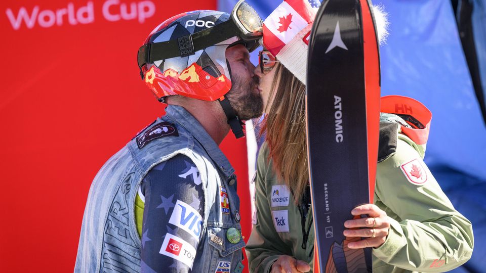 Marie-Michèle Gagnon und Travis Ganong küssen sich nach seinem letzten Rennen