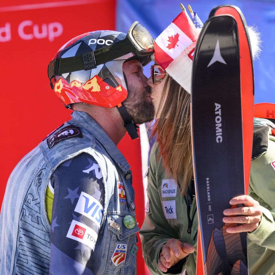 Marie-Michèle Gagnon und Travis Ganong küssen sich nach seinem letzten Rennen