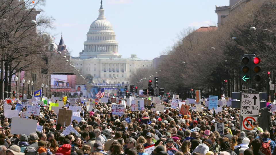 Teilnehmer des "Marsch für unser Leben" vor dem Kapitol in Washington Teilnehmer des "Marsch für unser Leben" vor dem Kapitol in Washington
