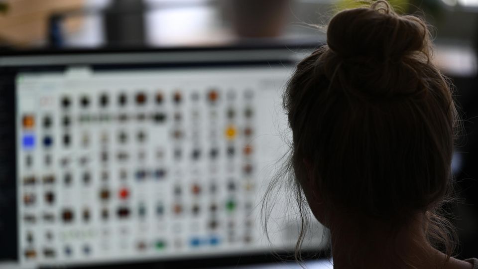 Kinderpornografie: Eine Ermittlerin prüft Hinweise