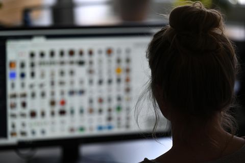 Kinderpornografie: Eine Ermittlerin prüft Hinweise