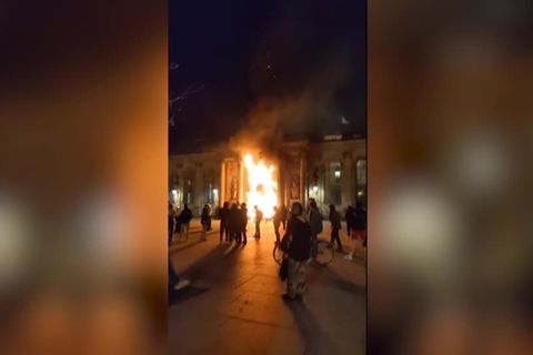 Video: Rathausportal in Flammen - rund eine Million Menschen protestieren gegen Macrons Rentenpläne