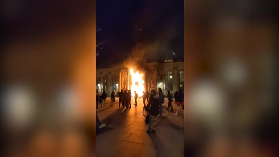 Video: Rathausportal in Flammen - rund eine Million Menschen protestieren gegen Macrons Rentenpläne