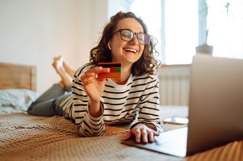Junge Frau beim Online-Shopping mit Kreditkarte
