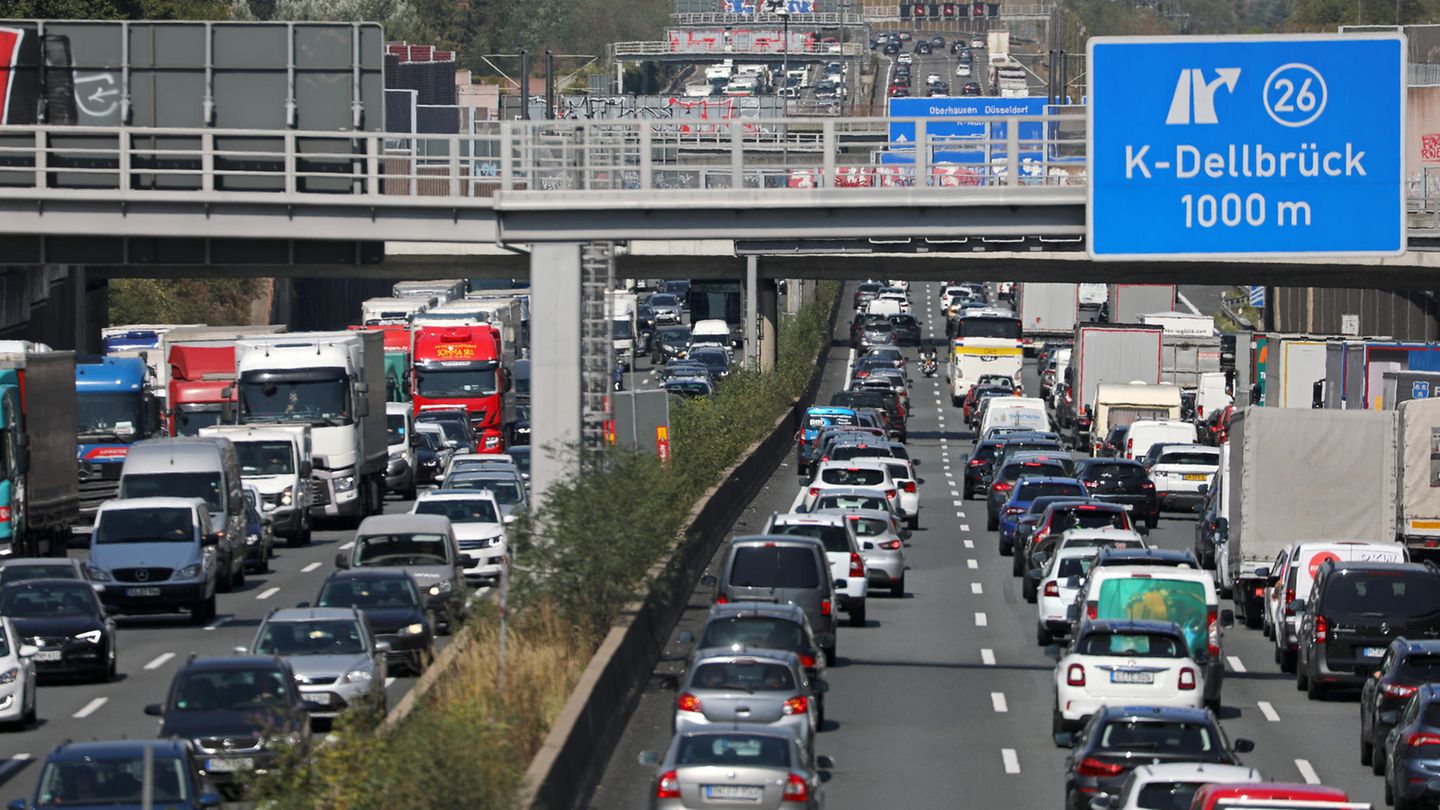Strike on buses and trains: do I still have to come to work?