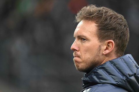 Julian Nagelsmann steht mit verkniffenem Mund im Freien. Er ist im Profil zu sehen